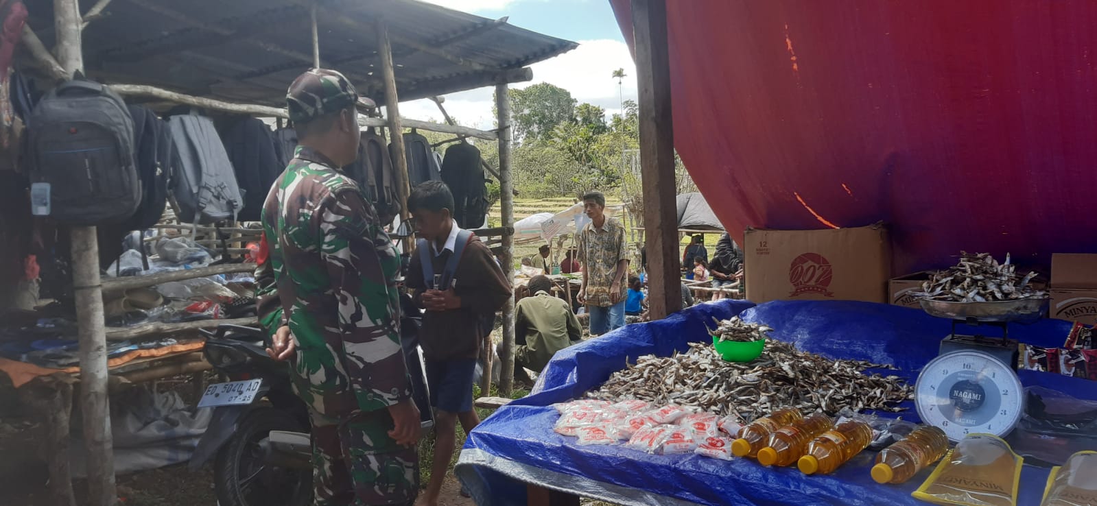 Babinsa Koramil 02 Rindi Umalulu Monitoring Harga Sembako di Pasar Tradisional