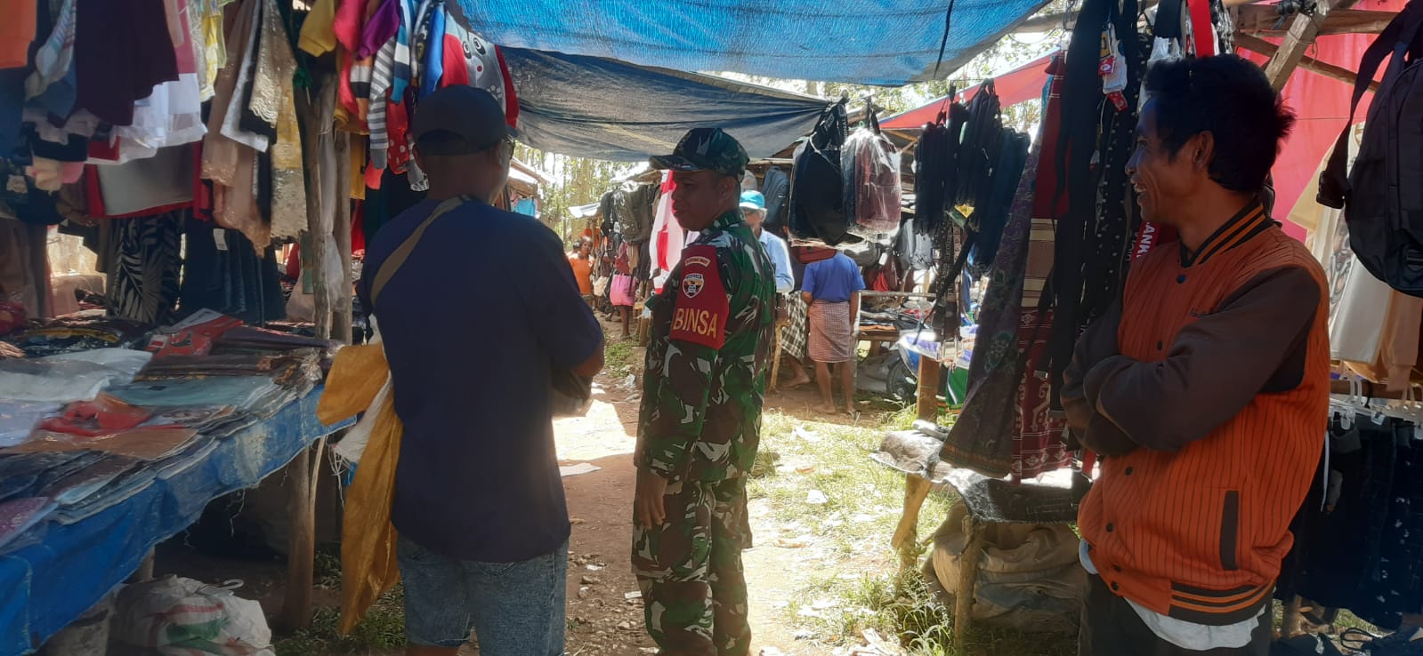 Babinsa Koramil 02 Rindi Umalulu Monitoring Harga Sembako di Pasar Tradisional