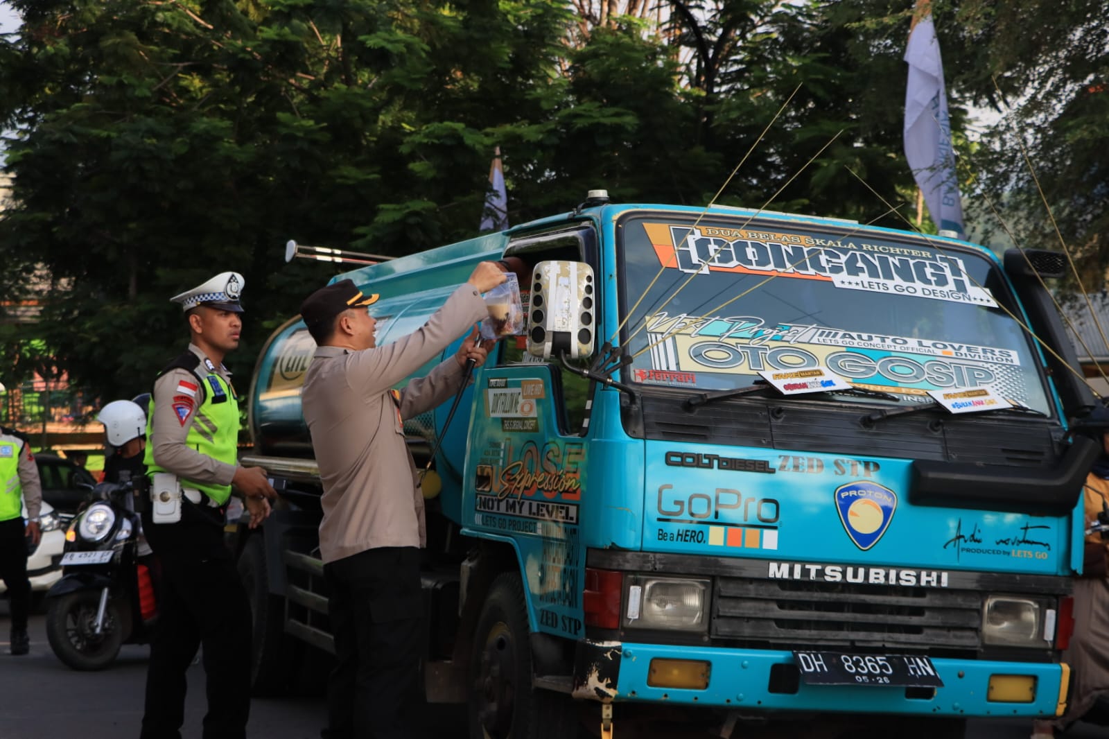 Berkah Ramadhan, Kapolres Mabar Bagikan Takjil Kepada Pengendara di Labuan Bajo