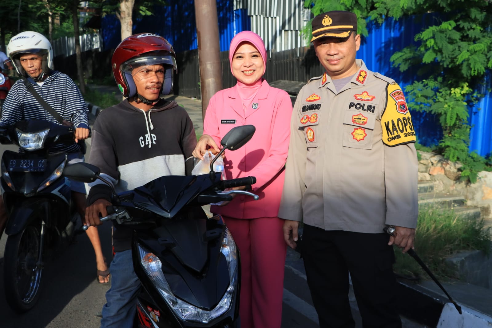 Berkah Ramadhan, Kapolres Mabar Bagikan Takjil Kepada Pengendara di Labuan Bajo