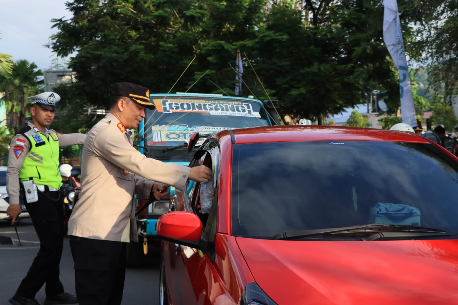 Berkah Ramadhan, Kapolres Mabar Bagikan Takjil Kepada Pengendara di Labuan Bajo