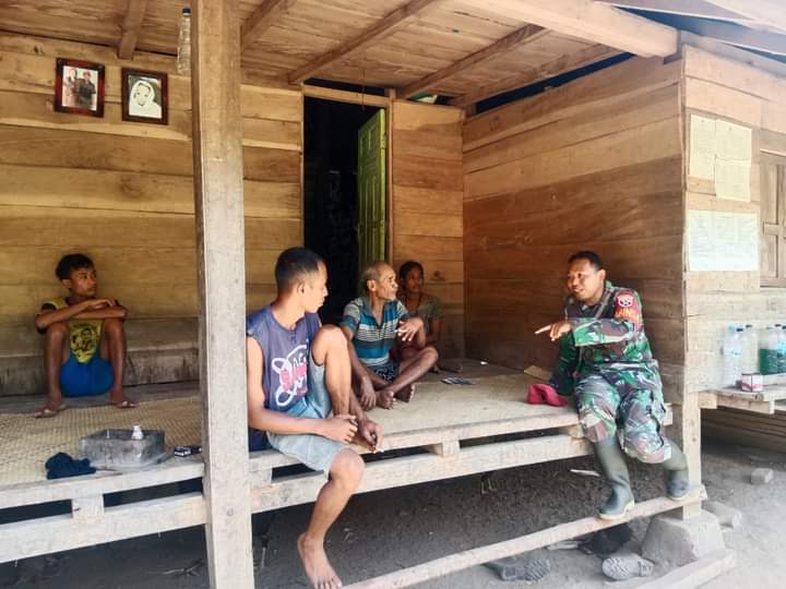 Babinsa Tabundung Ingatkan Warga Dalam Musim Hujan Selalu Waspada Banjir dan Longsor