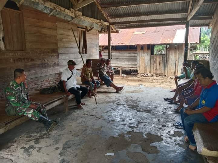 Babinsa Karera Himbau Warga Selalu Jaga Keamanan dan Waspada Banjir di Musim Hujan