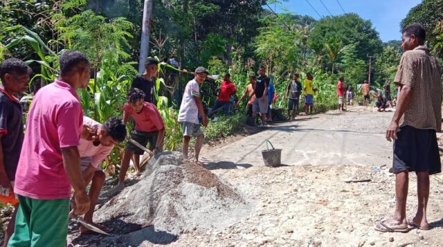 Jalan Rusak Tak Kunjung Diperbaiki Pemerintah, Umat Paroki Arnoldus Jansen Jak Swadaya Perbaiki Jalan