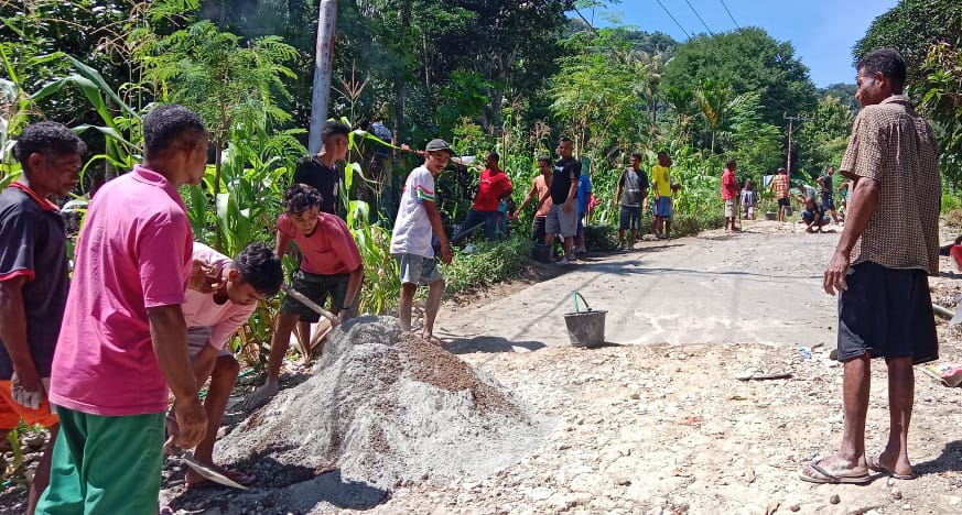 Jalan Rusak Tak Kunjung Diperbaiki Pemerintah, Umat Paroki Arnoldus Jansen Jak Swadaya Perbaiki Jalan