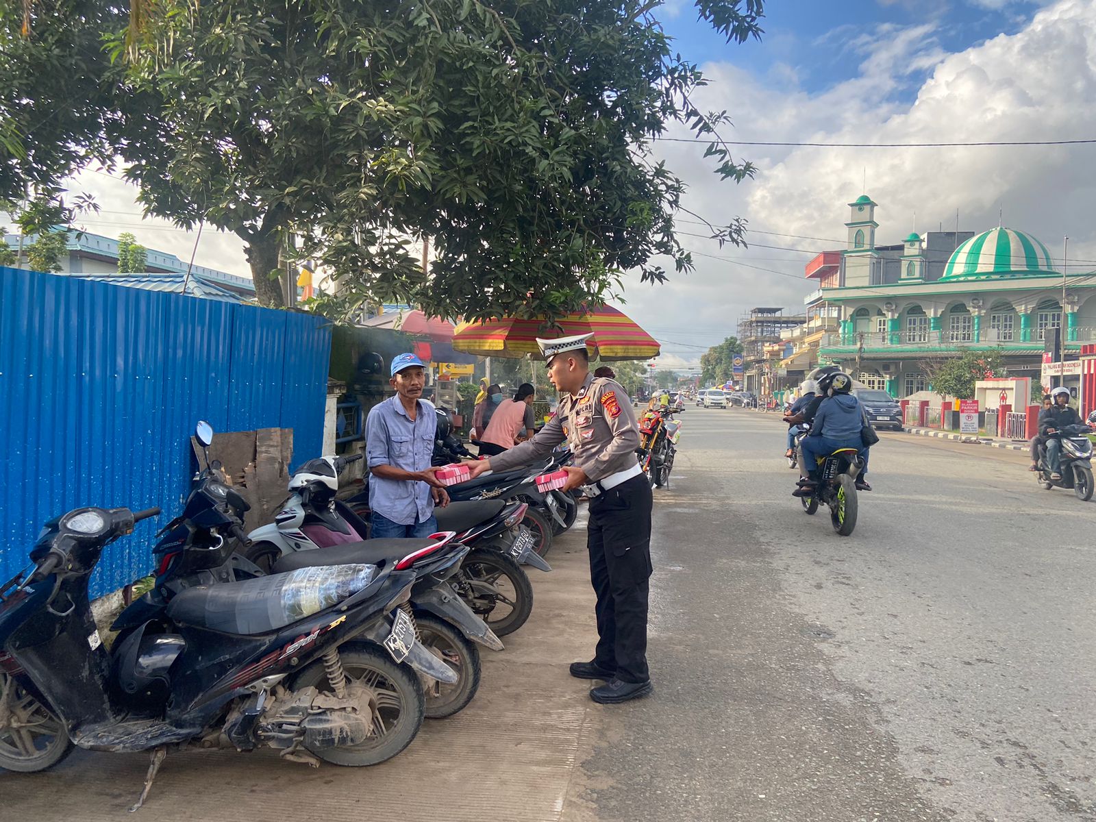 Satlantas Polres Berau Bagikan Takjil Untuk Pengguna Jalan Jelang Berbuka Puasa di Depan RSUD Abdul Rivai