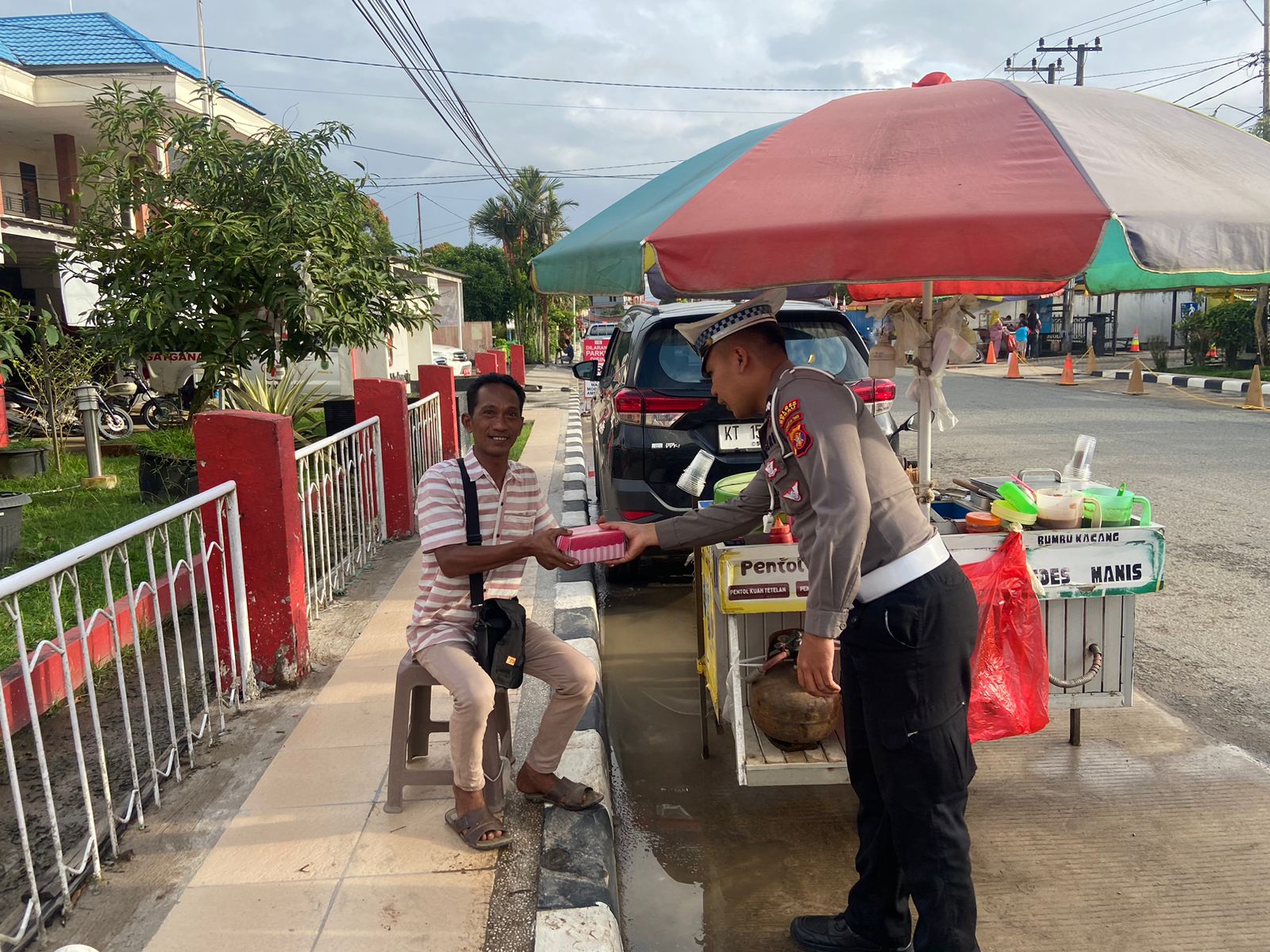Satlantas Polres Berau Bagikan Takjil Untuk Pengguna Jalan Jelang Berbuka Puasa di Depan RSUD Abdul Rivai