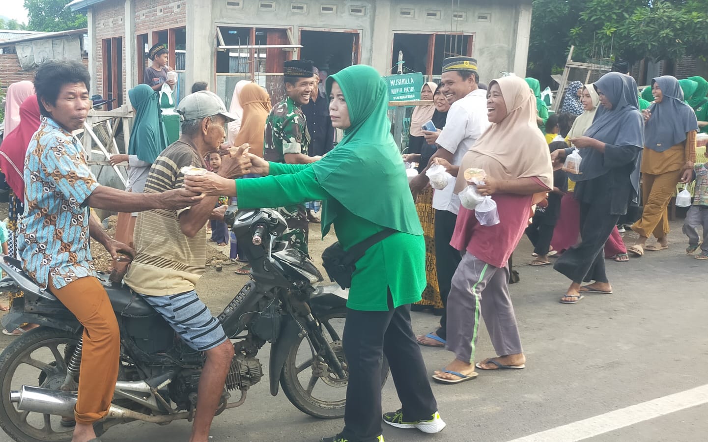 Hari Ke-12 Ramadan 1445 H, Koramil 1608-07/Monta Bagi Takjil Di Dusun Ngali Baru
