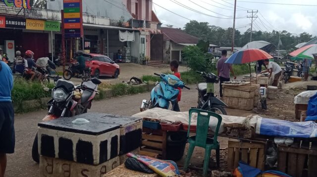 Para Pedagang Jualan di Pinggir Jalan Sering Mengakibatkan Kemacetan Berlalulintas