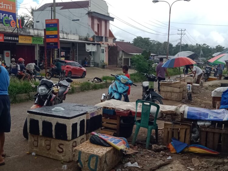 Para Pedagang Jualan di Pinggir Jalan Sering Mengakibatkan Kemacetan Berlalulintas