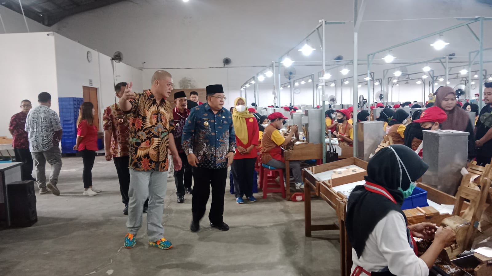Penyerahan Secara Simbolis Penerima (DBHCT) Tenaga Buruh Rokok Oleh Pemkot Blitar