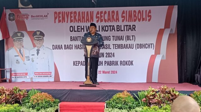 Penyerahan Secara Simbolis Penerima (DBHCT) Tenaga Buruh Rokok Oleh Pemkot Blitar