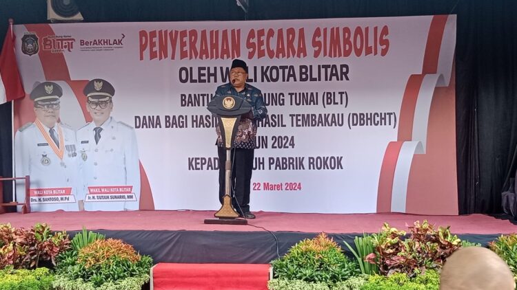 Penyerahan Secara Simbolis Penerima (DBHCT) Tenaga Buruh Rokok Oleh Pemkot Blitar Penyerahan Secara Simbolis Penerima (DBHCT) Tenaga Buruh Rokok Oleh Pemkot Blitar