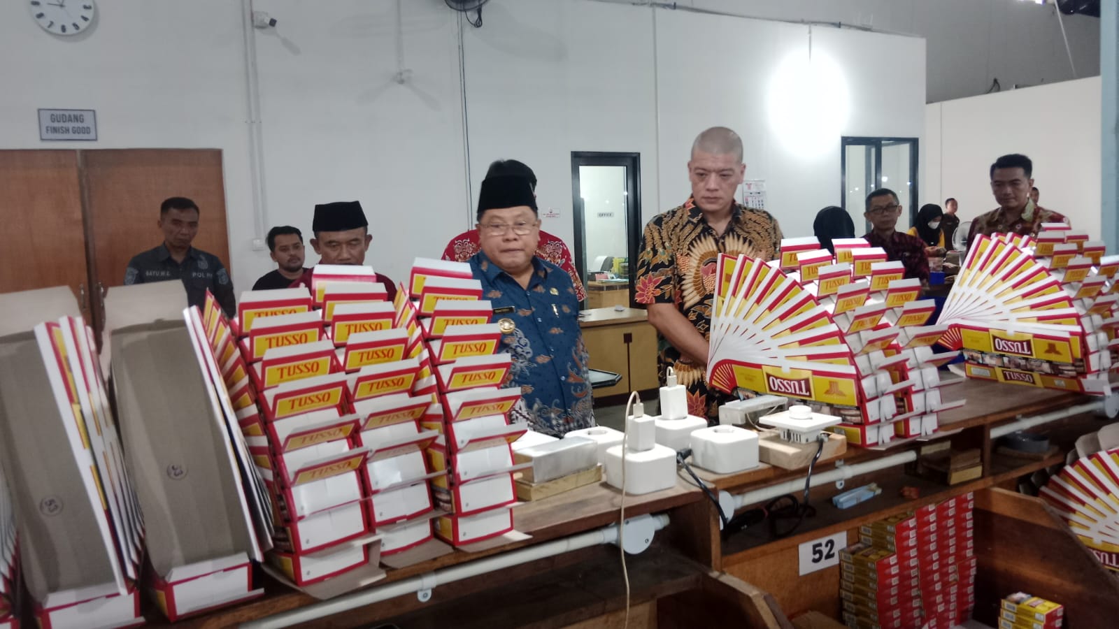 Penyerahan Secara Simbolis Penerima (DBHCT) Tenaga Buruh Rokok Oleh Pemkot Blitar