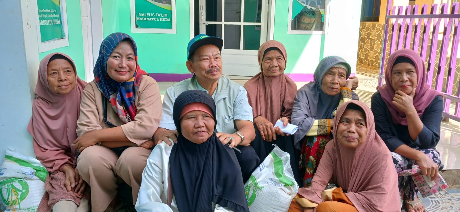 Pemdes Banjarangsana Bersama Pihak Pos Menyalurkan Bansos Berupa Beras Jenis Medium Di Gedung Olah Raga Desa
