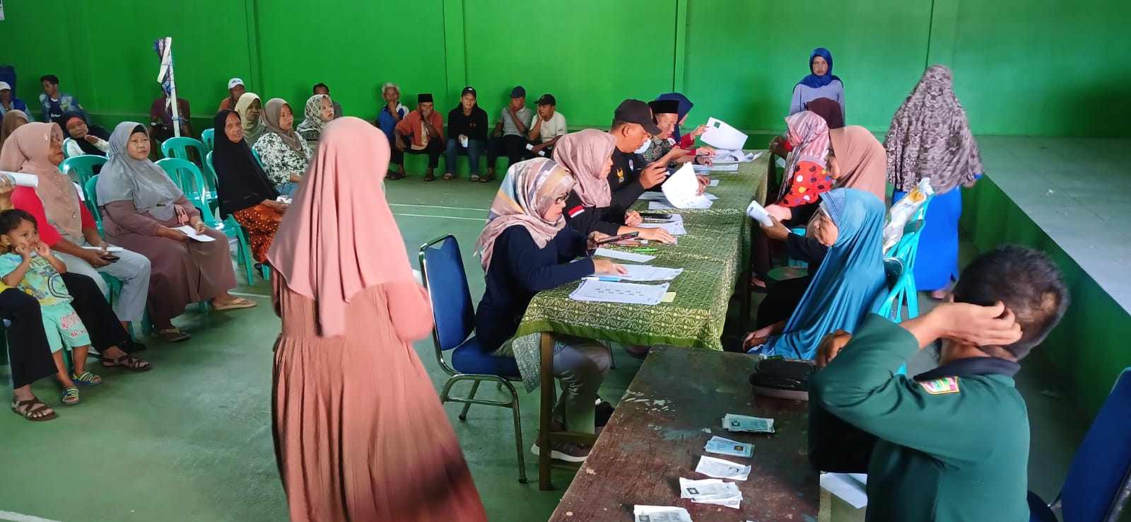 Pemdes Banjarangsana Bersama Pihak Pos Menyalurkan Bansos Berupa Beras Jenis Medium Di Gedung Olah Raga Desa