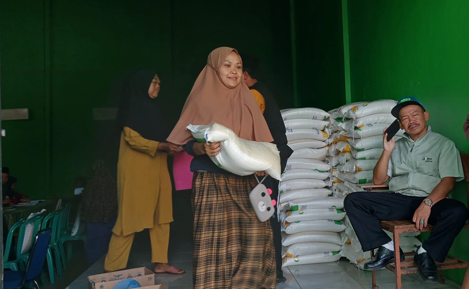 Pemdes Banjarangsana Bersama Pihak Pos Menyalurkan Bansos Berupa Beras Jenis Medium Di Gedung Olah Raga Desa