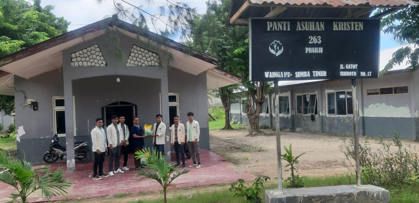 Senat Mahasiswa Universitas Kristen Wira Wacana (UNKRISWINA) Sumba Pimpin Bakti Sosial