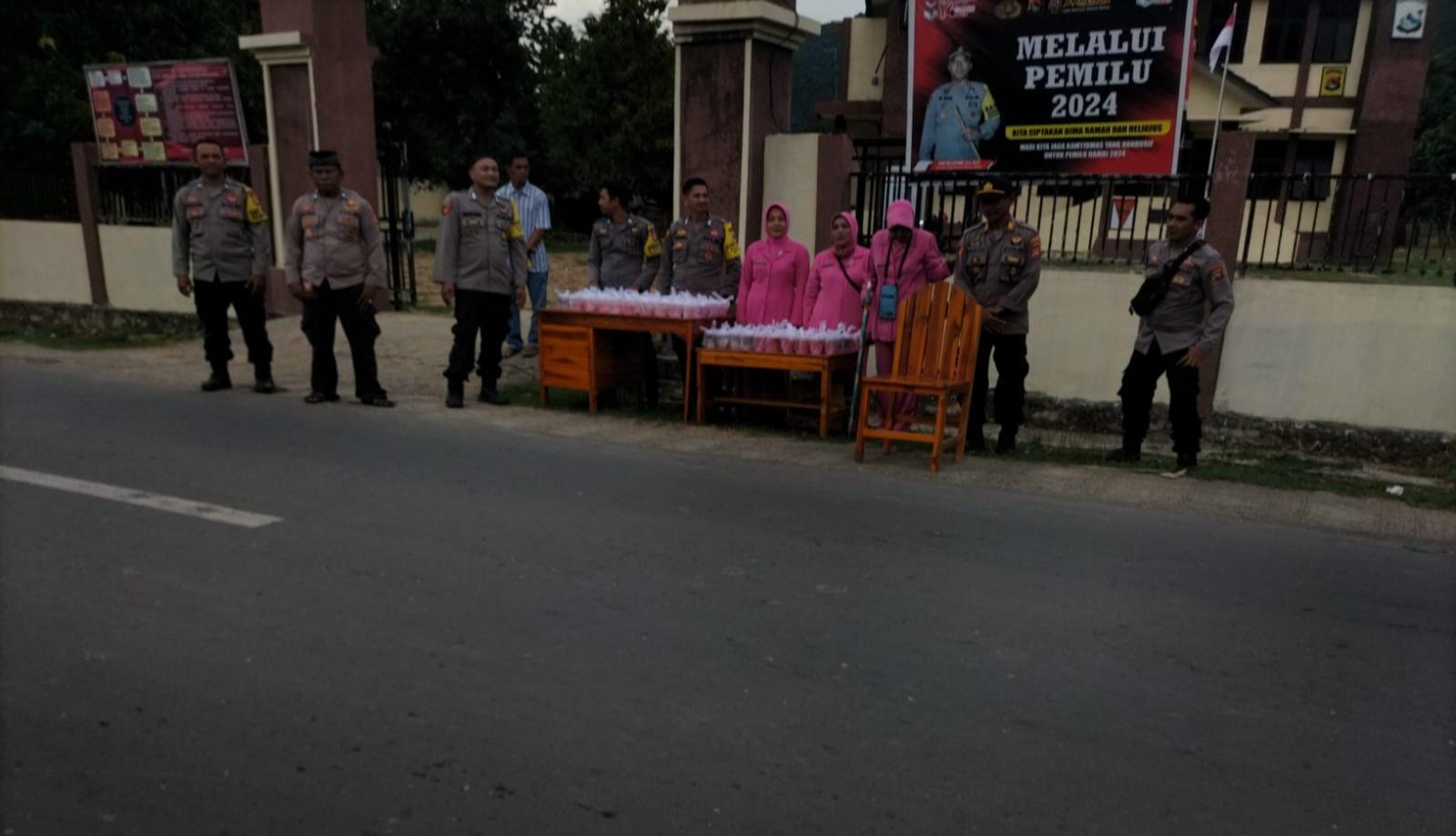 Menabur Kebaikan di Bulan Suci Ramadhan, Polsek Monta dan Pengurus Bhayangkari Bagikan Takjil Berbuka Puasa
