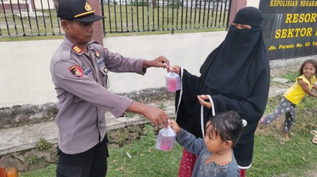 Menabur Kebaikan di Bulan Suci Ramadhan, Polsek Monta dan Pengurus Bhayangkari Bagikan Takjil Berbuka Puasa