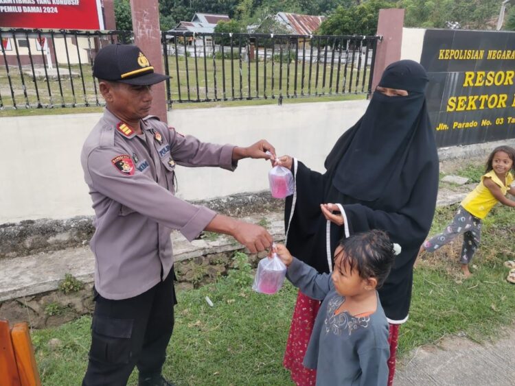 Menabur Kebaikan di Bulan Suci Ramadhan, Polsek Monta dan Pengurus Bhayangkari Bagikan Takjil Berbuka Puasa Menabur Kebaikan di Bulan Suci Ramadhan, Polsek Monta dan Pengurus Bhayangkari Bagikan Takjil Berbuka Puasa