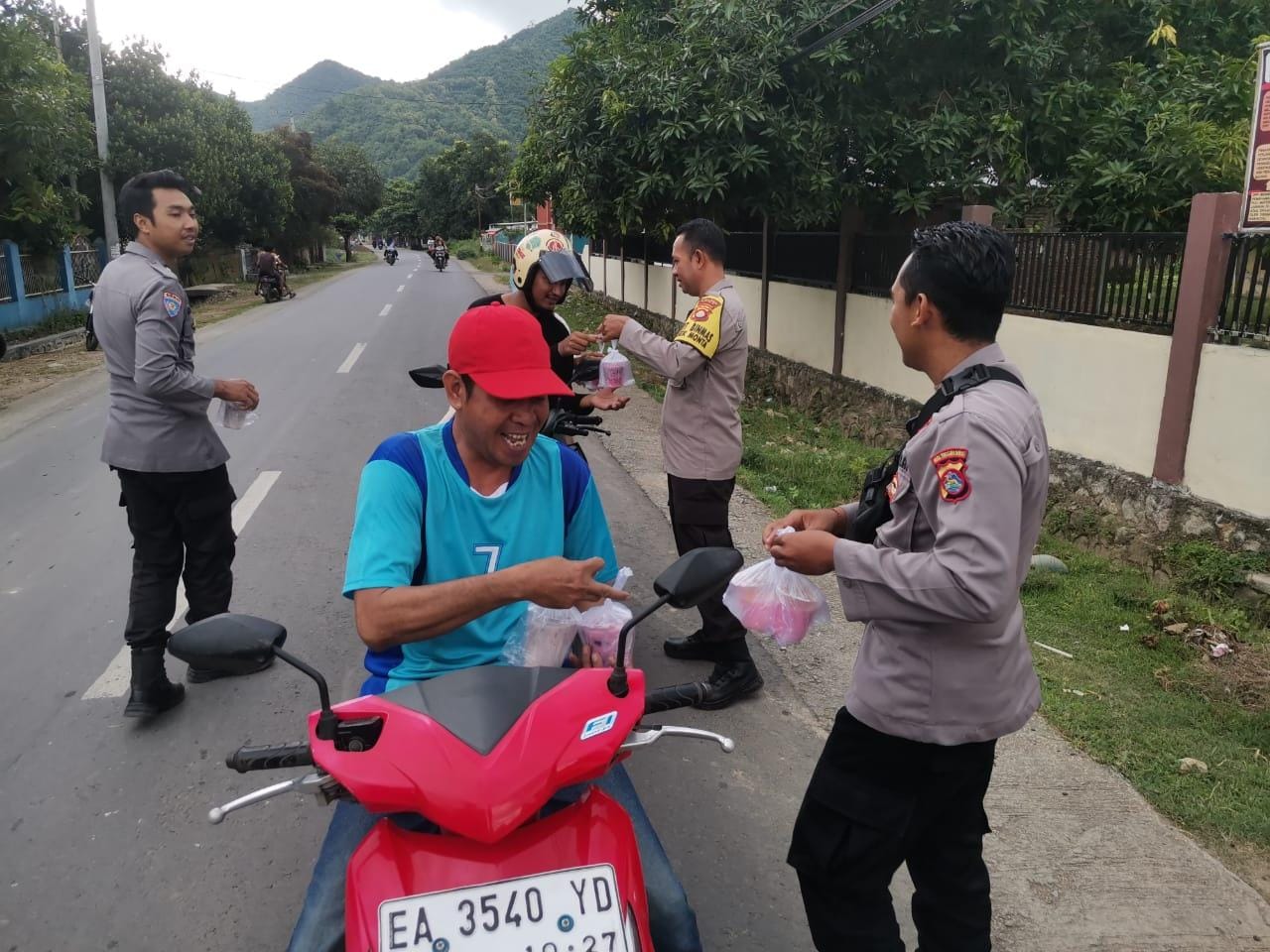 Menabur Kebaikan di Bulan Suci Ramadhan, Polsek Monta dan Pengurus Bhayangkari Bagikan Takjil Berbuka Puasa
