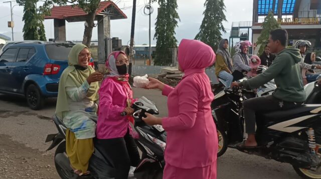 Bersama Bhayangkari, Polsek KP3 Bandara Bima Bagikan Takjil Menjelang Berbuka Puasa