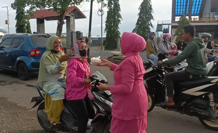 Bersama Bhayangkari, Polsek KP3 Bandara Bima Bagikan Takjil Menjelang Berbuka Puasa Bersama Bhayangkari, Polsek KP3 Bandara Bima Bagikan Takjil Menjelang Berbuka Puasa