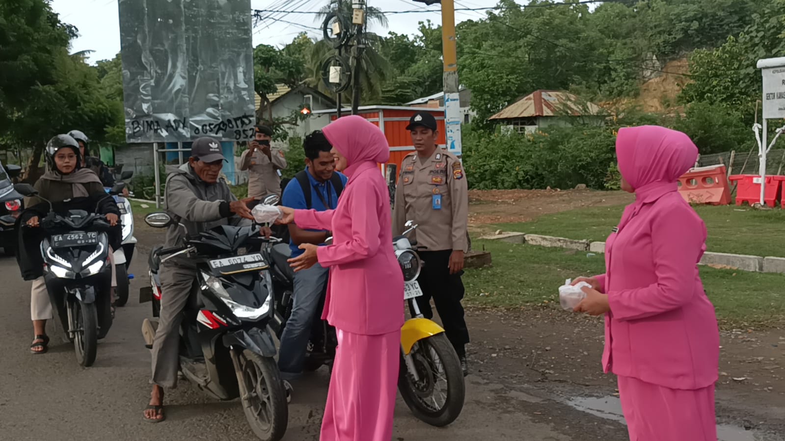 Bersama Bhayangkari, Polsek KP3 Bandara Bima Bagikan Takjil Menjelang Berbuka Puasa