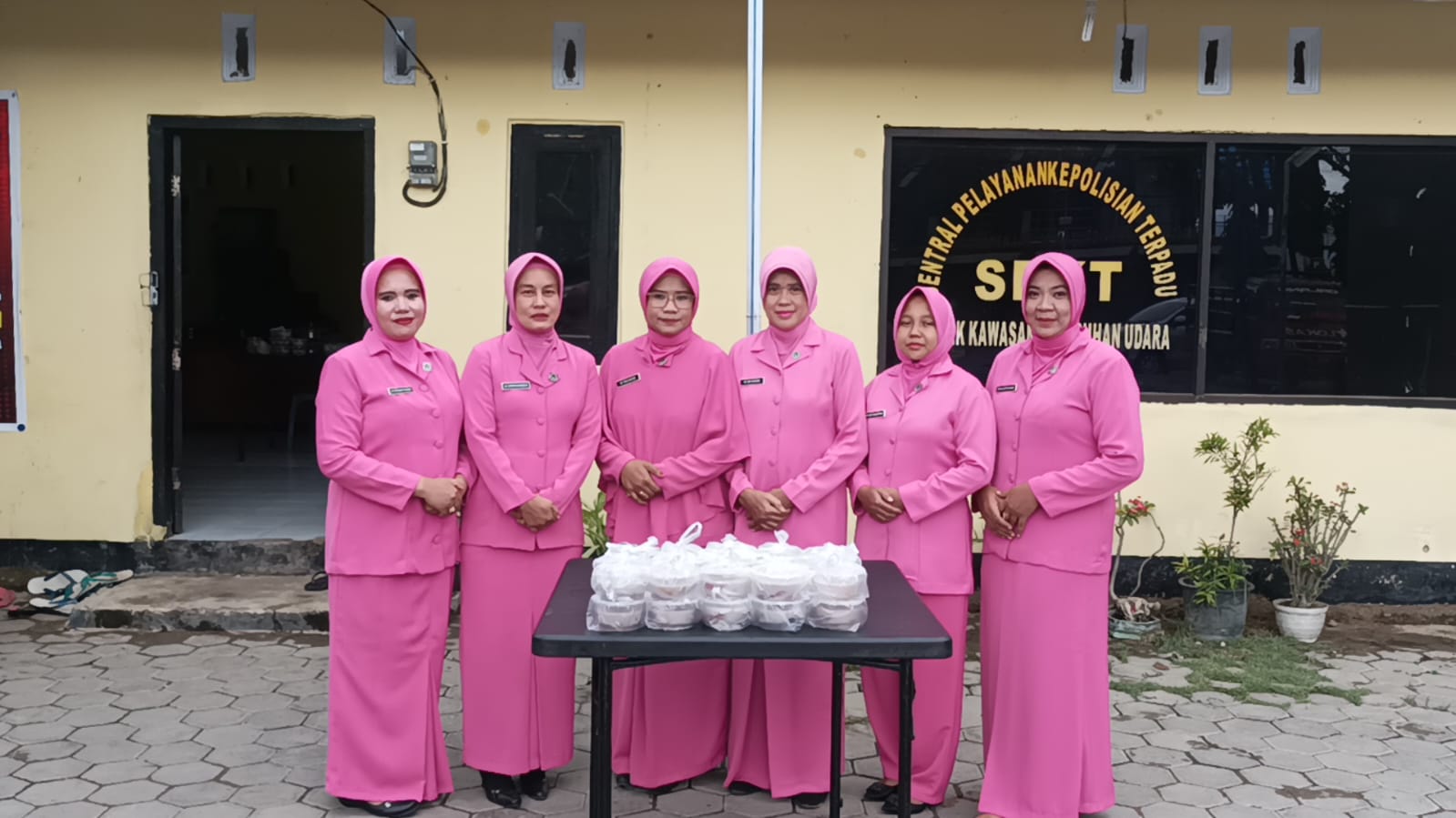 Bersama Bhayangkari, Polsek KP3 Bandara Bima Bagikan Takjil Menjelang Berbuka Puasa