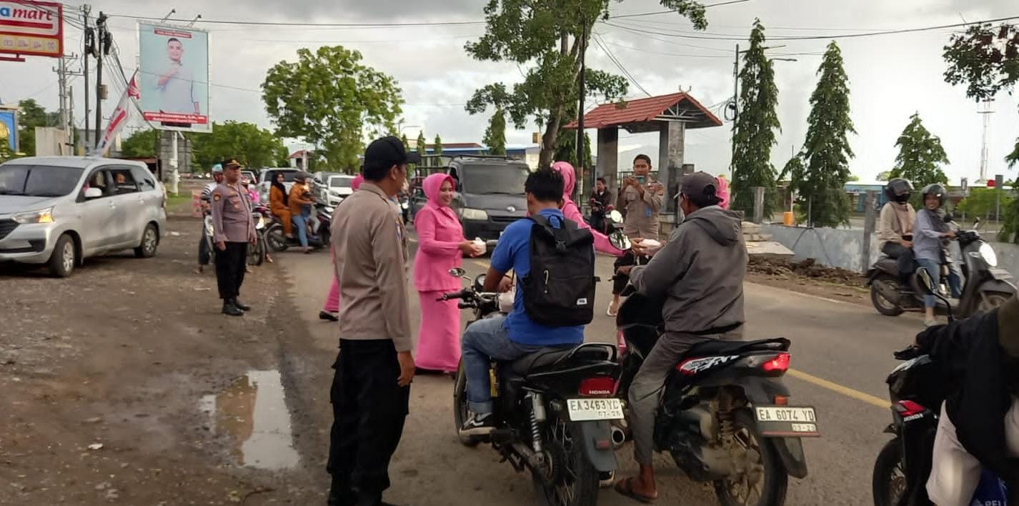 Bersama Bhayangkari, Polsek KP3 Bandara Bima Bagikan Takjil Menjelang Berbuka Puasa