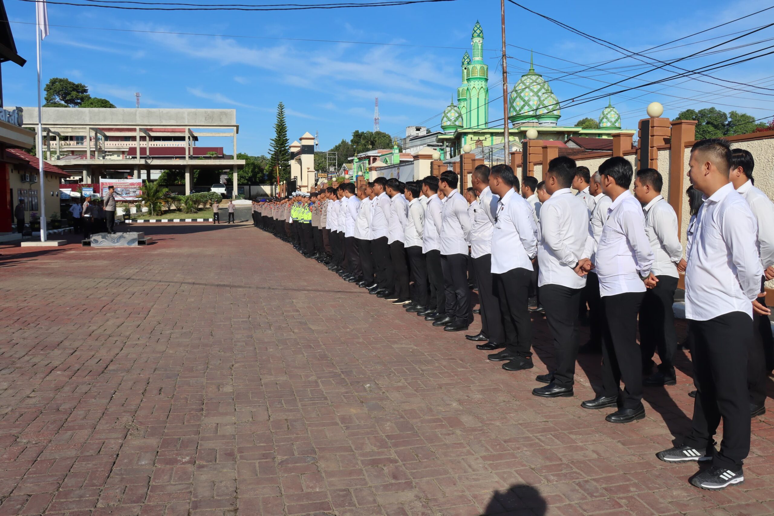 Pimpin Apel Pagi Di Bulan Ramadhan Kapolres Kutai Barat : Terus Laksanakan Tugas Dengan Baik