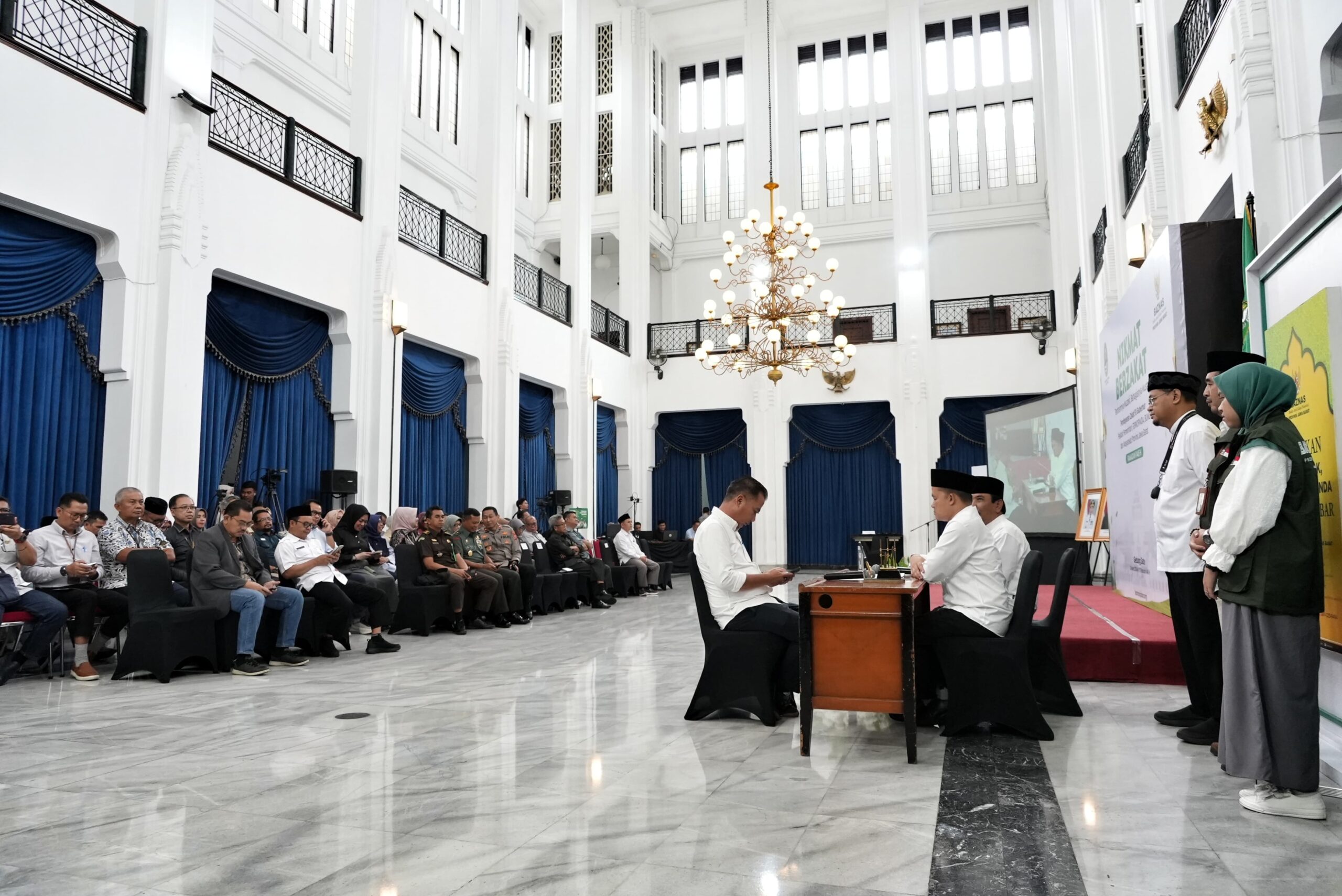 Bey Machmudin Bayar Zakat via Baznas