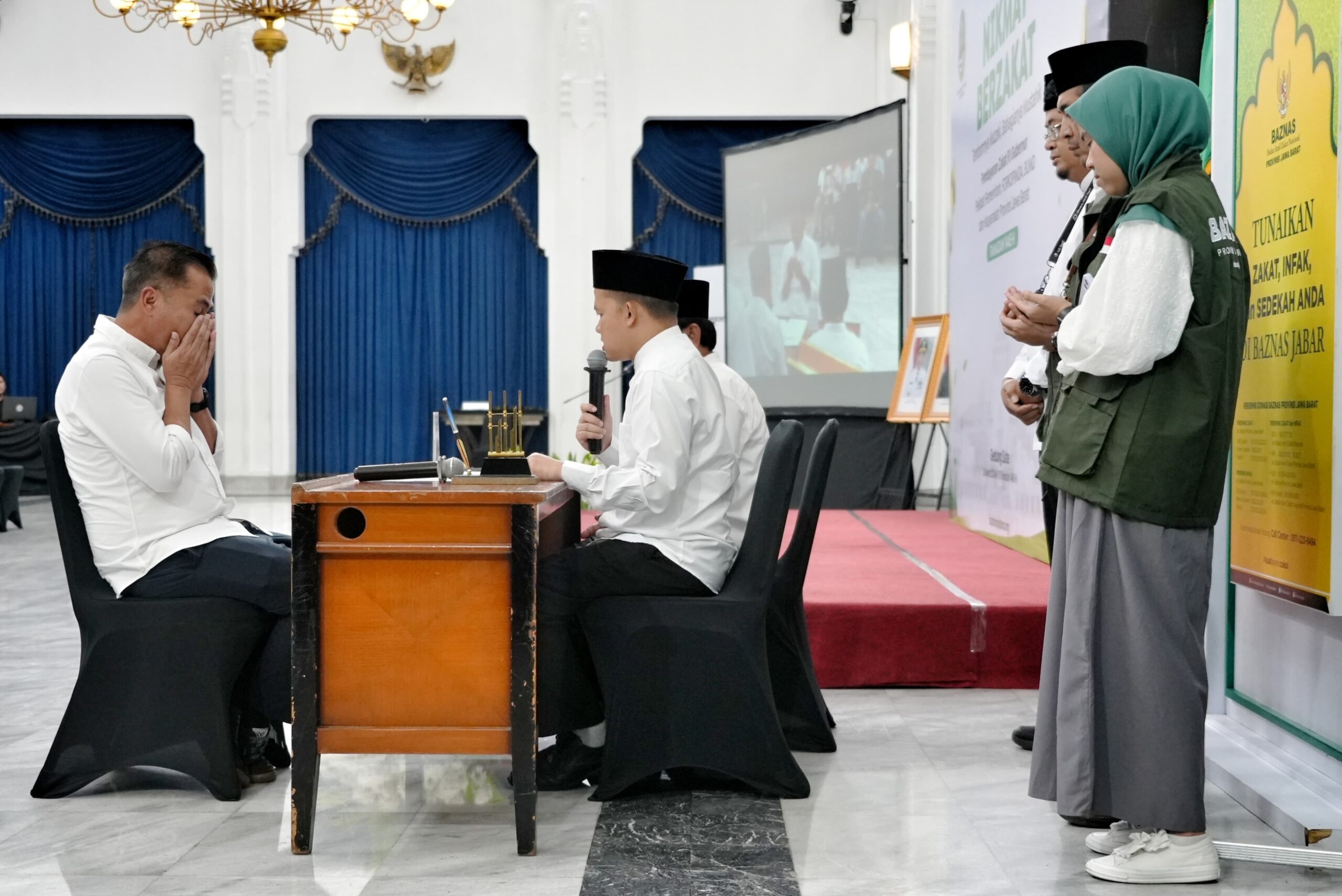 Bey Machmudin Bayar Zakat via Baznas
