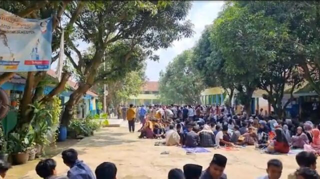 SMP Negeri 4 Kotabaru Karawang Gelar Khotmil Qur'an Dihalaman Sekolah