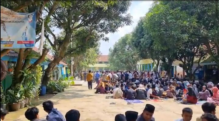 SMP Negeri 4 Kotabaru Karawang Gelar Khotmil Qur'an Dihalaman Sekolah SMP Negeri 4 Kotabaru Karawang Gelar Khotmil Qur'an Dihalaman Sekolah