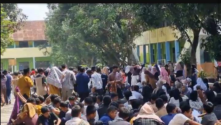 SMP Negeri 4 Kotabaru Karawang Gelar Khotmil Qur'an Dihalaman Sekolah