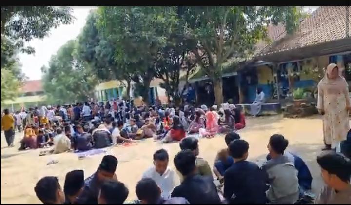SMP Negeri 4 Kotabaru Karawang Gelar Khotmil Qur'an Dihalaman Sekolah