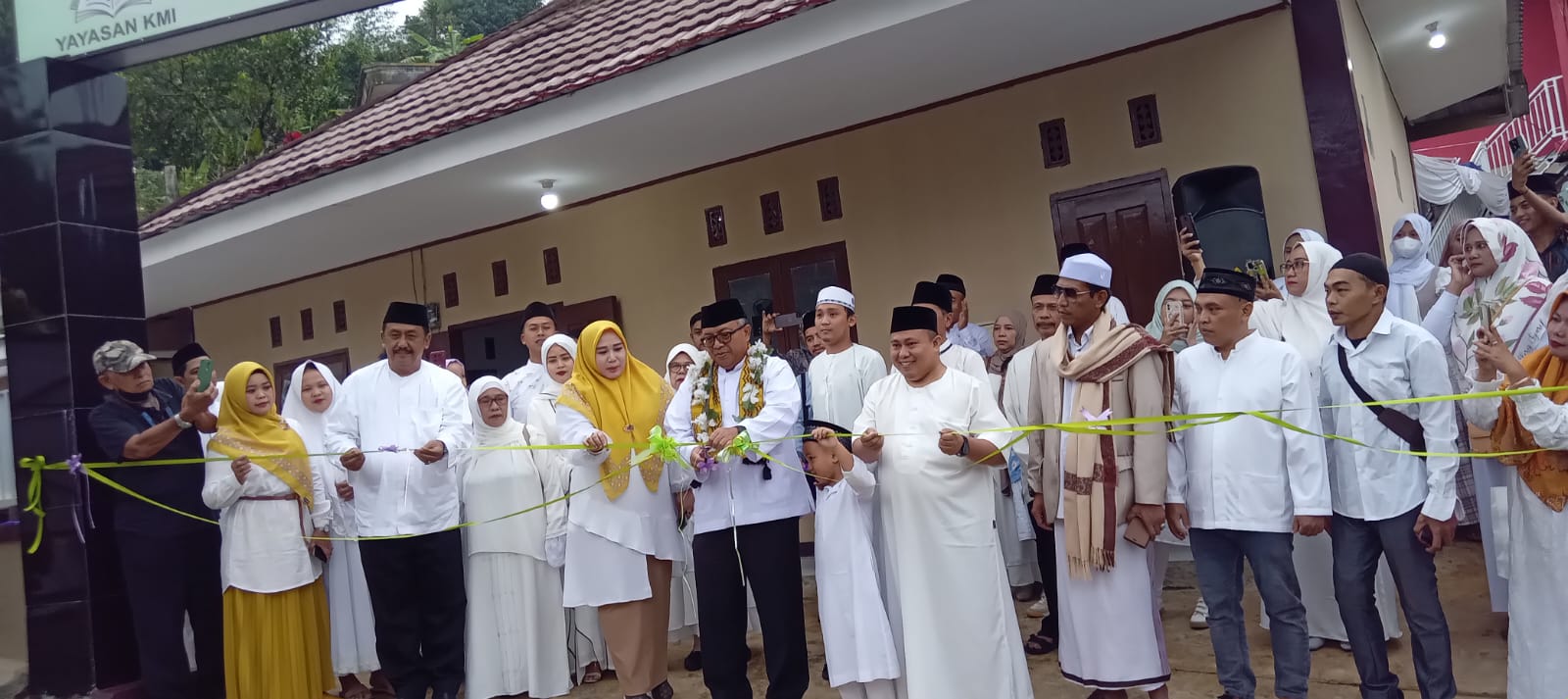 Didampingi Calon Bupati Sukabumi, Asep Japar, Ketua UKA Group Bersama Bupati Sukabumi Meresmikan Ponpes Moderen KMI