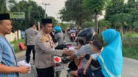 Polres Karawang, Kapolsek Kotabaru Bagikan Takjil Ramadhan Berkah Kepada Warga yang Sedang Ngabuburit