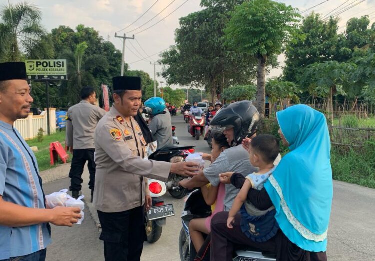 Polres Karawang, Kapolsek Kotabaru Bagikan Takjil Ramadhan Berkah Kepada Warga yang Sedang Ngabuburit