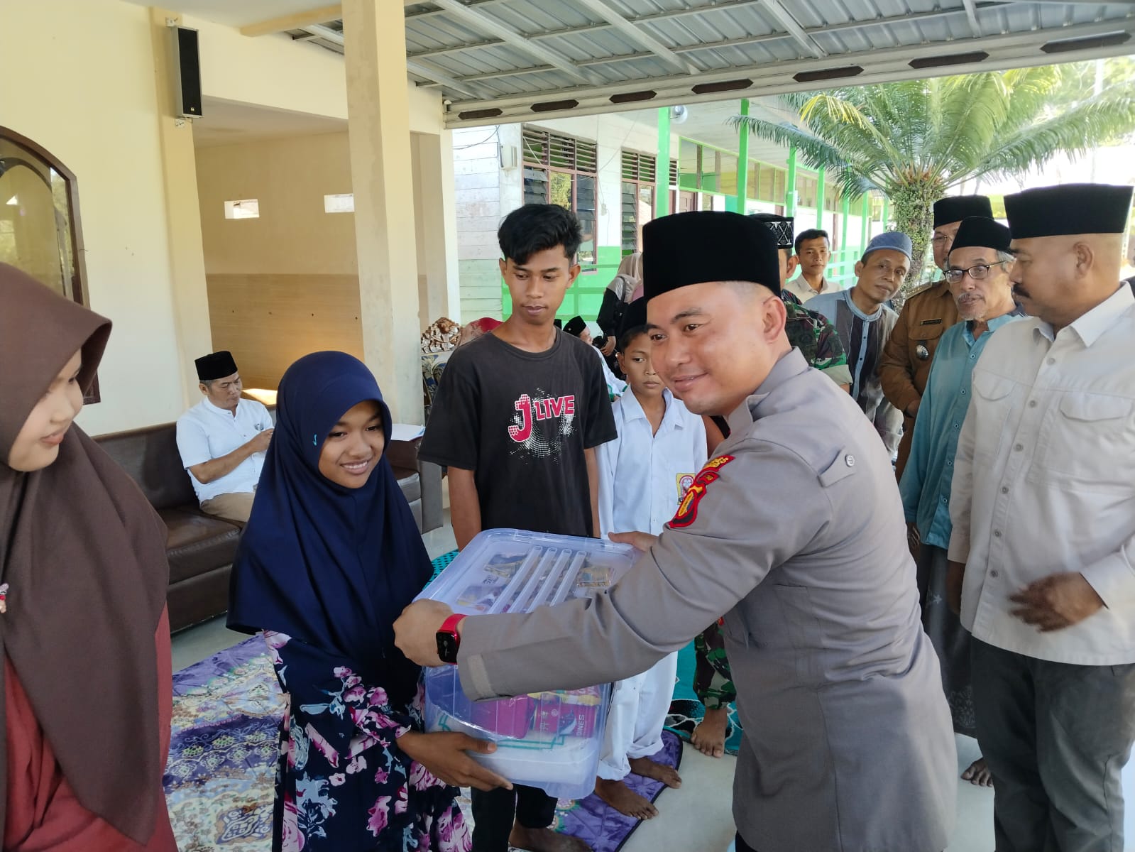 Kapolsek Marangkayu Dampingi Kunjungan Lapangan Bupati Kukar Ke Desa Samberra