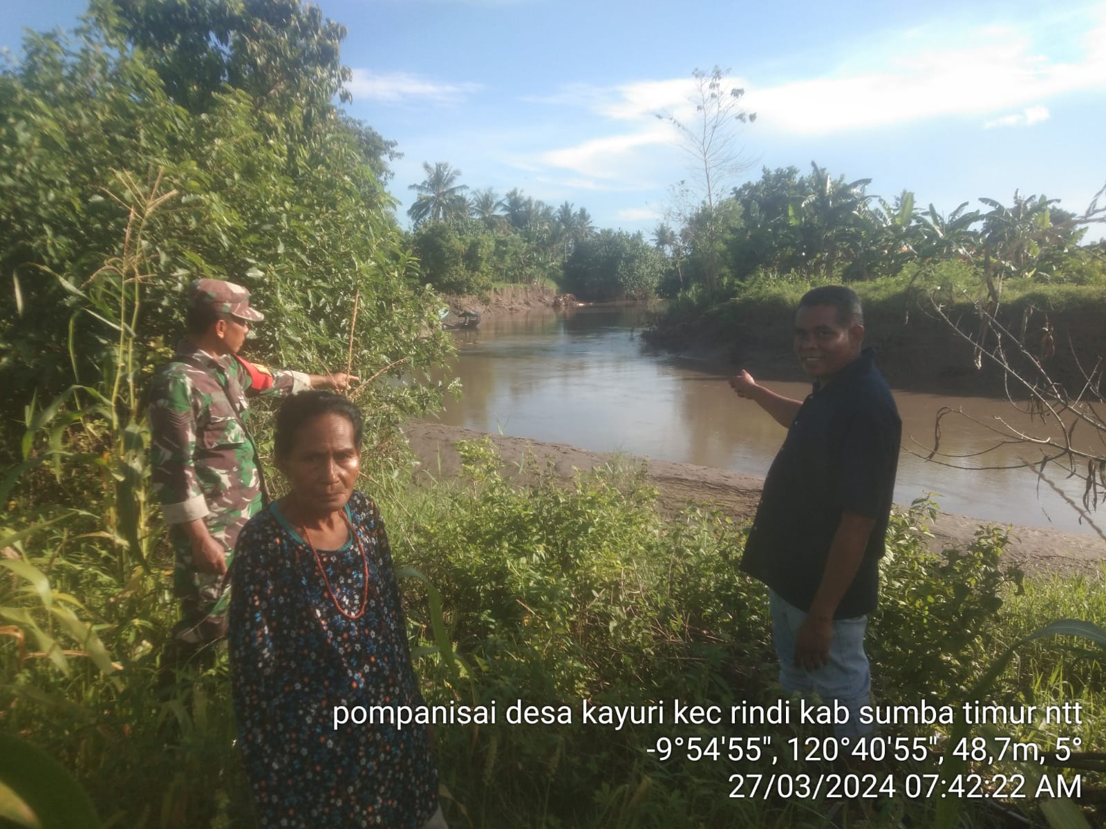 Babinsa Koramil 02/Rindi Umalulu Dampingi Petugas PPL dalam Survei Lokasi Persawahan dan Pertanian di Desa Kayuri