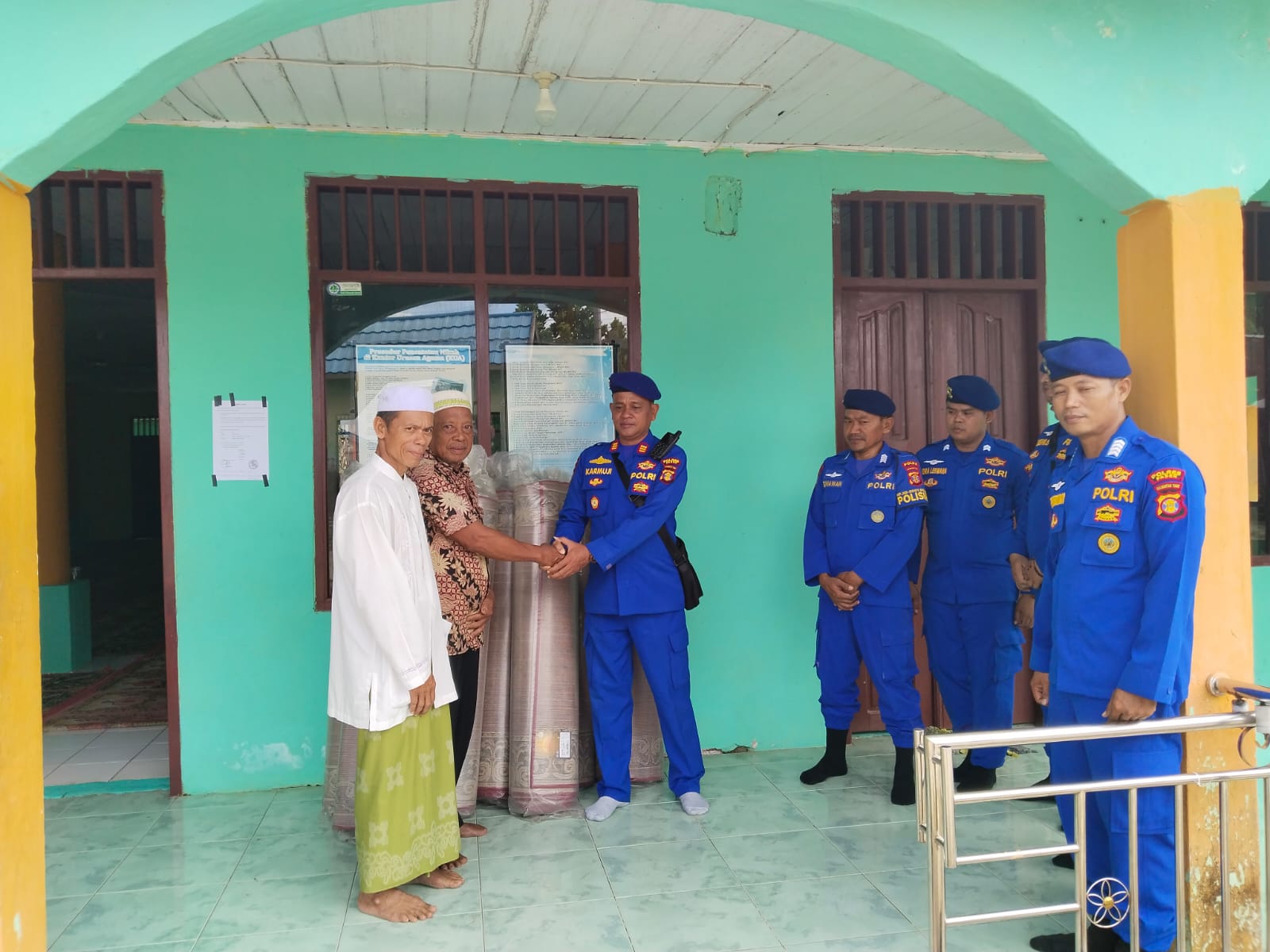 Sat Polairud Serahkan Bantuan Sajadah dan Ambal di Masjid Nurul Iman