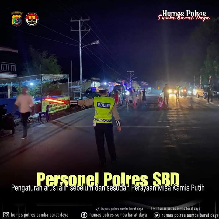 Personel Polres SBD Melaksanakan Pengaturan Arus Lalulintas Sebelum dan Sesudah Perayaan Misa Kamis Putih