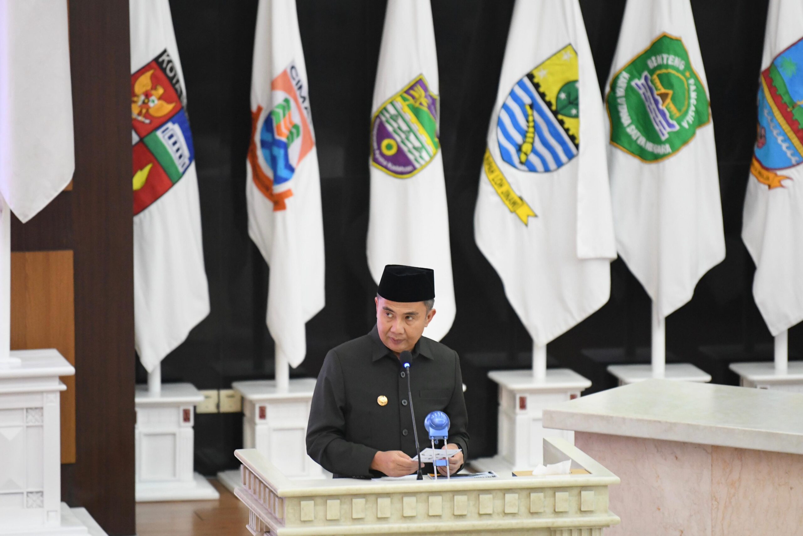 Penjabat Gubernur Bey Machmudin Sampaikan Dua Rancangan Perda kepada DPRD