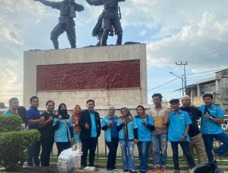 Momentum Pasca Muskab, KNPI Kabupaten Muara Enim Bagi-bagi Takjil di Simpang Empat Tugu Perjuangan Momentum Pasca Muskab, KNPI Kabupaten Muara Enim Bagi-bagi Takjil di Simpang Empat Tugu Perjuangan