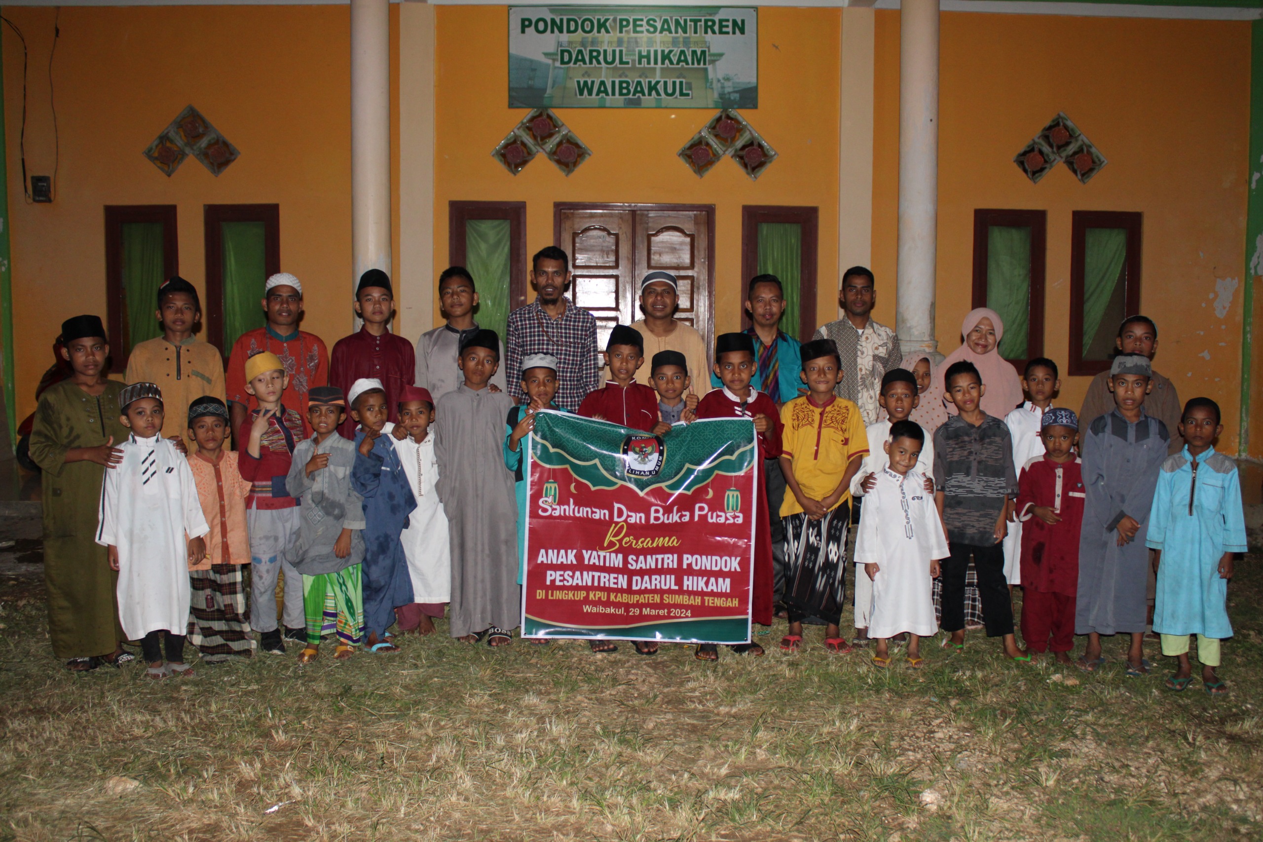 Acara Santunan dan Buka Puasa Bersama Oleh KPU Kab.Sumba Tengah Dengan Santri Pondok Pesantren Darul Hikam Waibakul,
