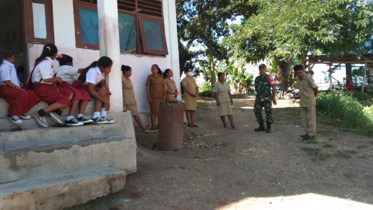 Peduli Pendidikan, Babinsa Koramil 02/Rindi Umalulu Komsos Dengan Kepala Sekolah Dan Para Guru SD Inpres Hiliwuku
