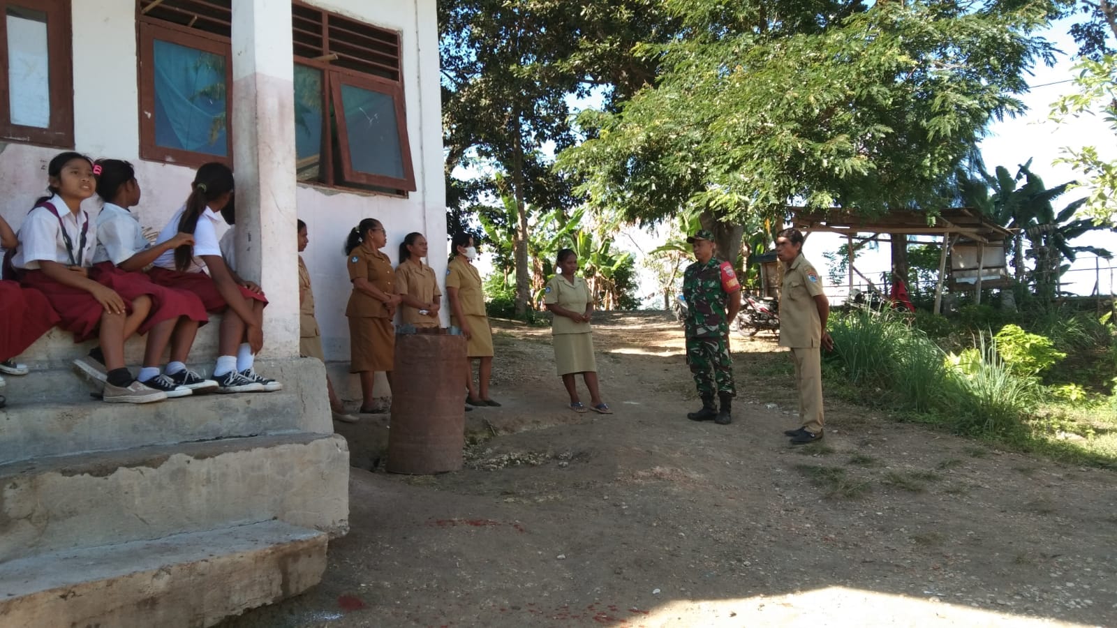 Peduli Pendidikan, Babinsa Koramil 02/Rindi Umalulu Komsos Dengan Kepala Sekolah Dan Para Guru SD Inpres Hiliwuku